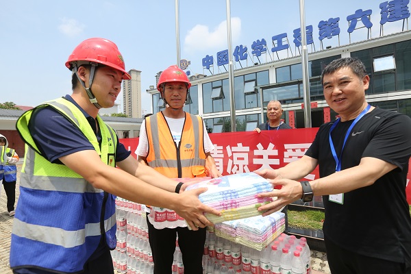 烈日炎炎！襄州區(qū)人民醫(yī)院赴建筑工地送清涼